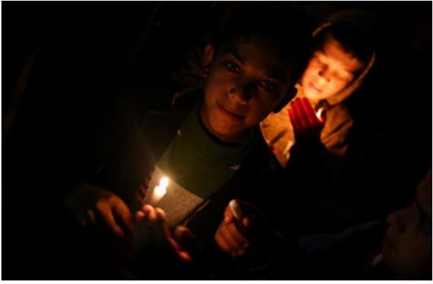 کودکان غزه در حال شمع در دست در تظاهراتی که ساکنان آن خواستار حقوق خود از برق هستند